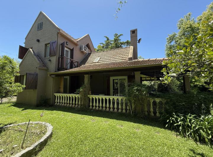 Casa · 184m² · 6 Ambientes · 2 Cocheras