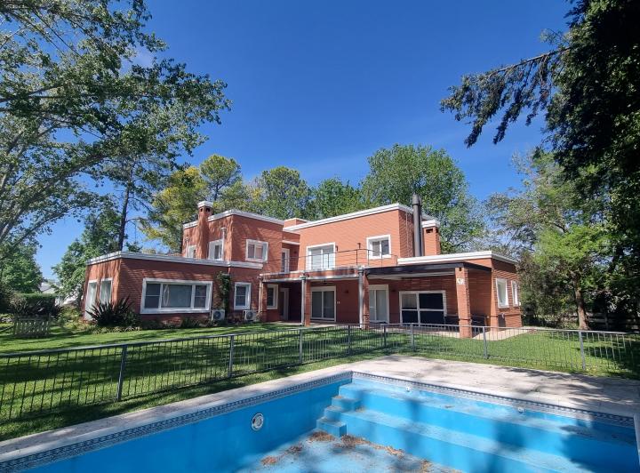 Casa · 320m² · 7 Ambientes · 2 Cocheras
