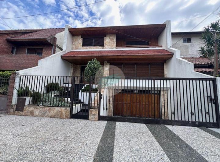 Casa · 330m² · 4 Ambientes · 4 Cocheras