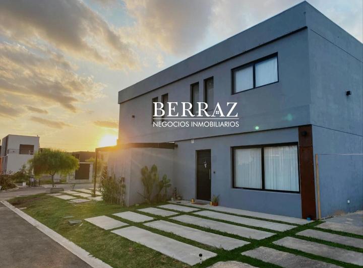 Casa · 120m² · 4 Ambientes · 4 Cocheras