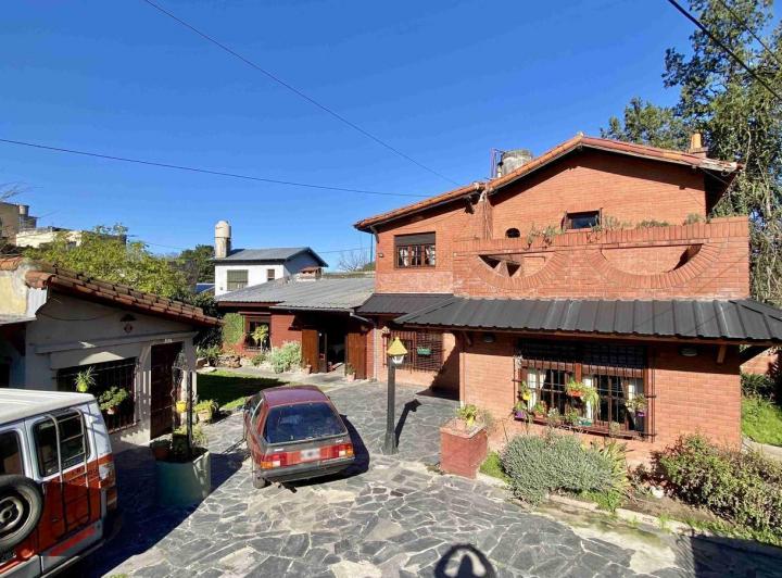 Casa · 250m² · 4 Ambientes · 2 Cocheras