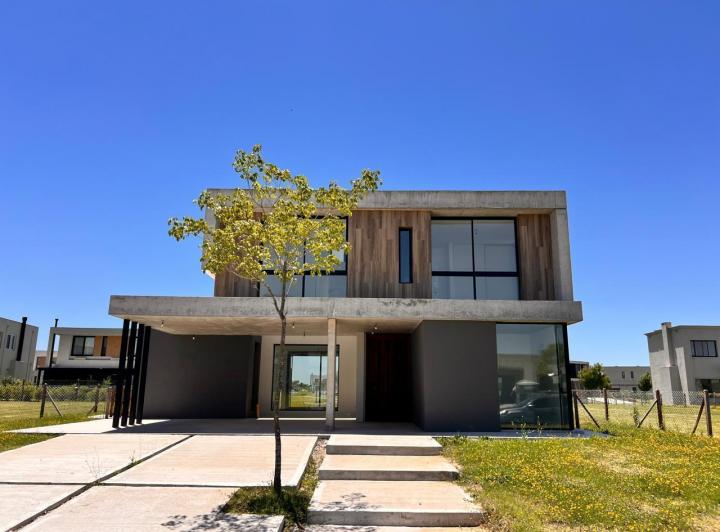 Casa · 184m² · 5 Ambientes · 4 Cocheras