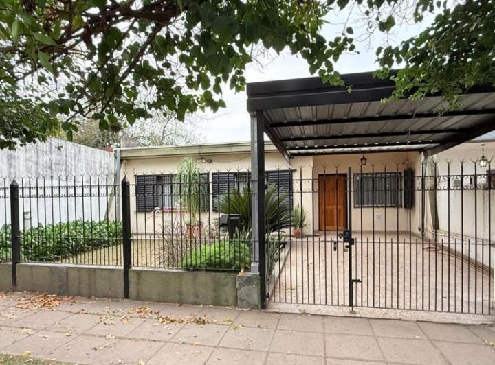 Casa · 243m² · 4 Ambientes · 2 Cocheras