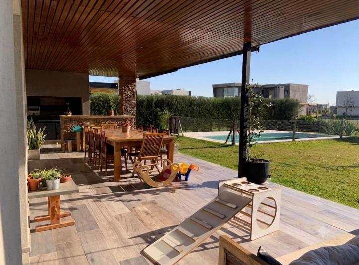 Casa · 210m² · 6 Ambientes · 1 Cochera