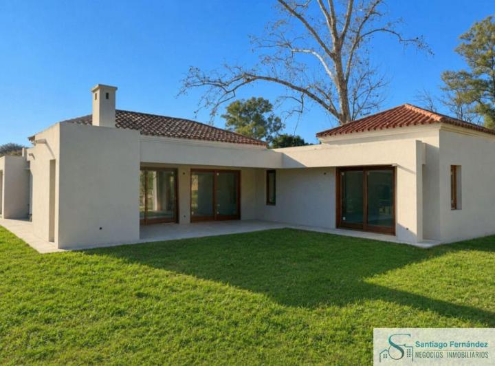Casa · 16m² · 4 Ambientes · 4 Cocheras
