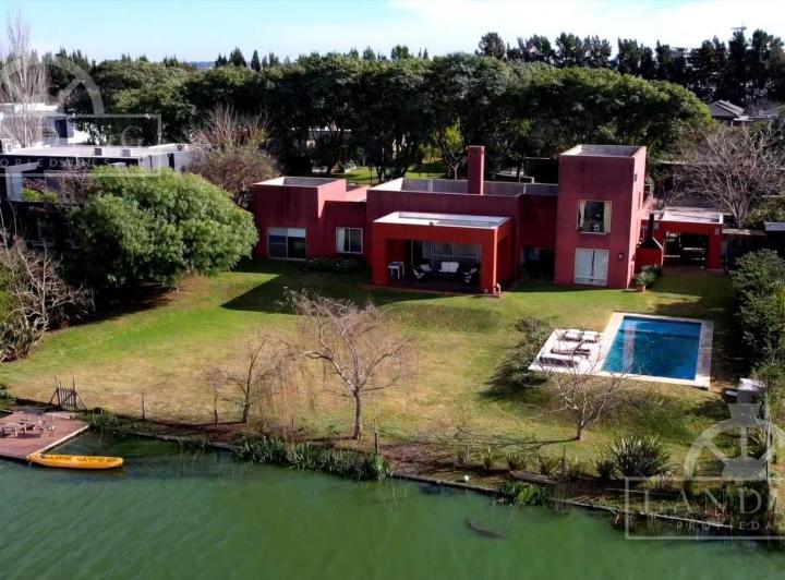 Casa · 300m² · 6 Ambientes