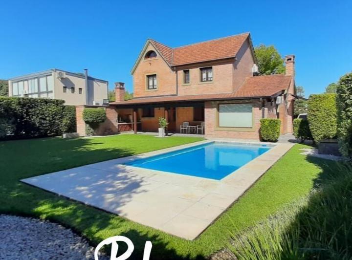 Casa · 186m² · 7 Ambientes · 6 Cocheras