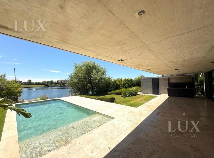 Casa · 284m² · 6 Ambientes · 4 Cocheras