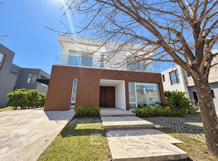 Casa · 220m² · 5 Ambientes · 3 Cocheras