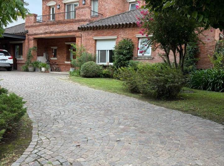 Casa · 364m² · 6 Dormitorios · 6 Cocheras