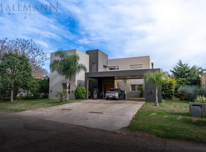 Casa · 257m² · 7 Ambientes · 6 Cocheras