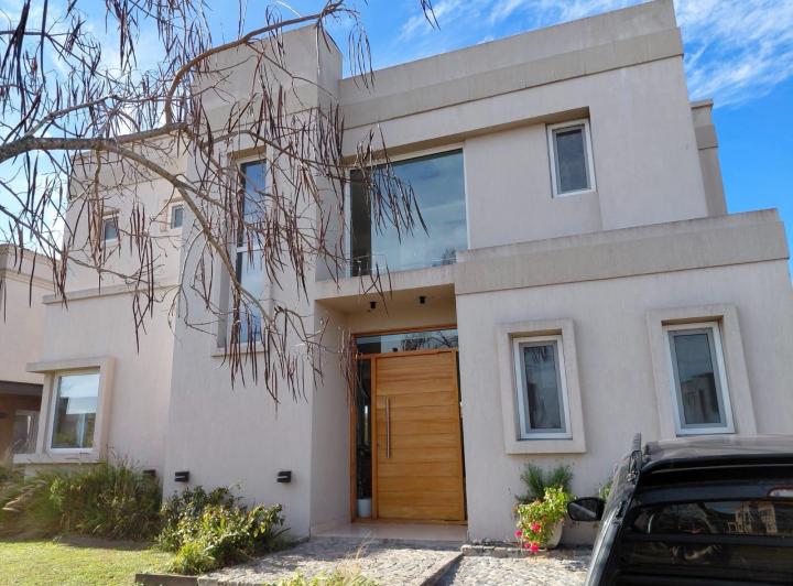 Casa · 200m² · 6 Ambientes · 1 Cochera