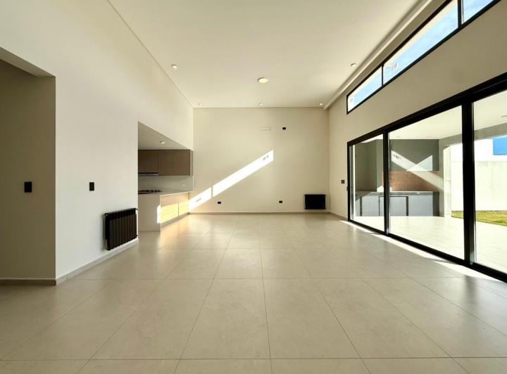 Casa · 230m² · 5 Ambientes · 2 Cocheras