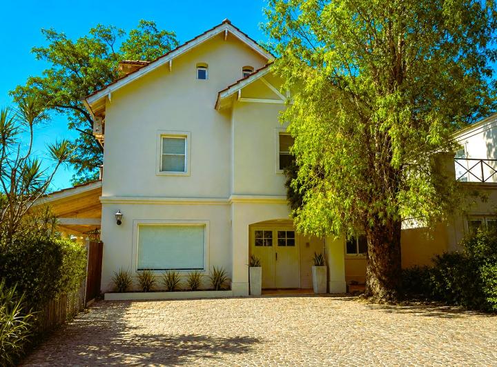 Casa · 230m² · 7 Ambientes · 3 Cocheras