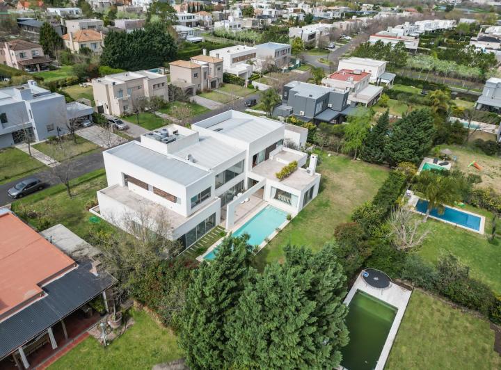 Casa · 555m² · 8 Ambientes