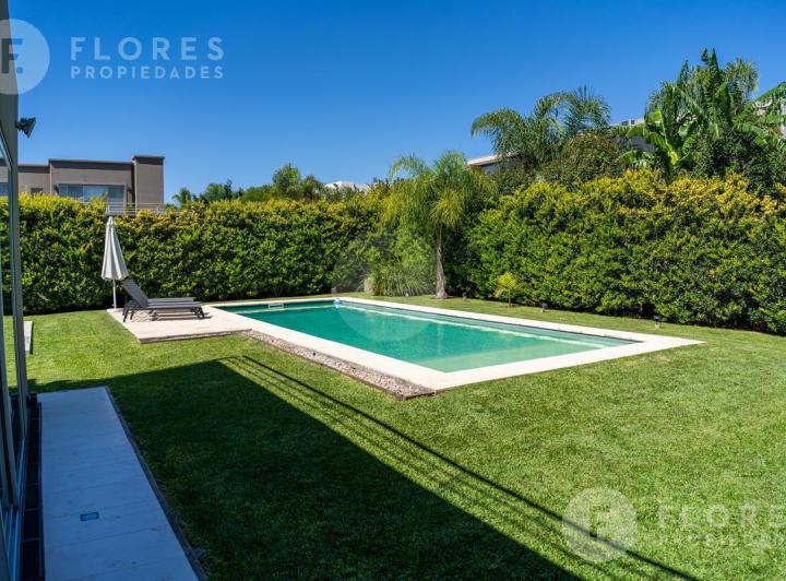Casa · 292m² · 7 Ambientes · 2 Cocheras
