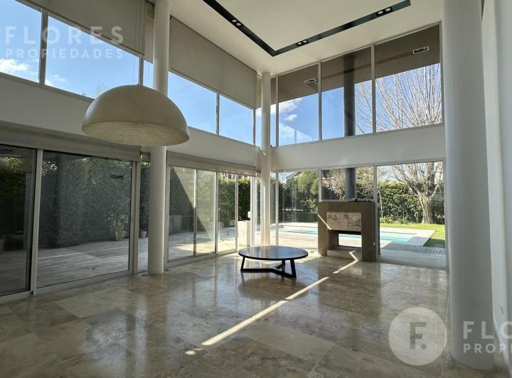 Casa · 226m² · 7 Ambientes · 2 Cocheras