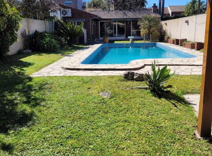 Casa · 250m² · 6 Ambientes · 3 Cocheras