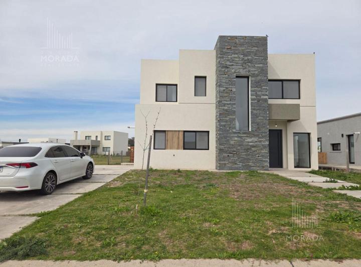 Casa · 200m² · 5 Ambientes · 2 Cocheras