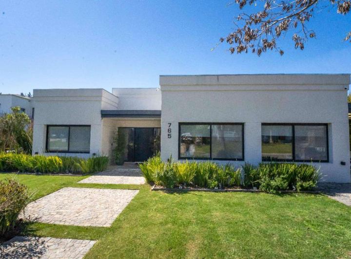 Casa · 176m² · 5 Ambientes · 2 Cocheras