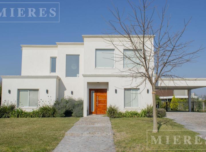 Casa · 217m² · 7 Ambientes · 2 Cocheras