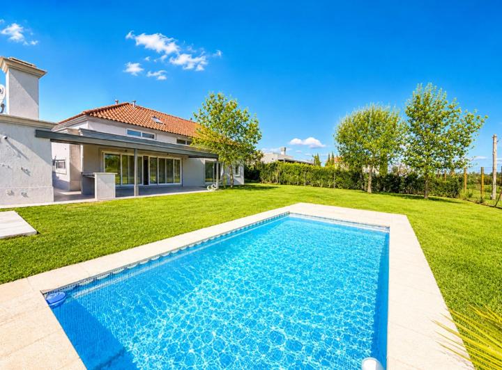 Casa · 240m² · 5 Ambientes · 2 Cocheras