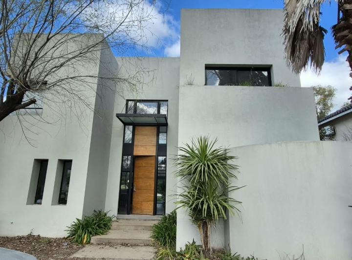 Casa · 220m² · 5 Ambientes · 1 Cochera