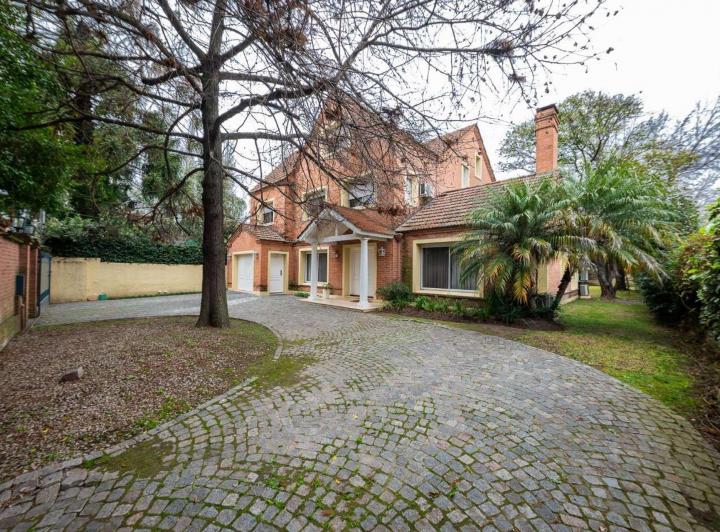 Casa · 390m² · 7 Ambientes · 2 Cocheras