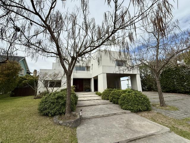 Casa · 400m² · 6 Ambientes · 4 Cocheras