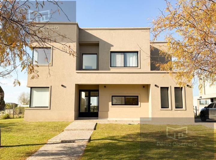 Casa · 226m² · 7 Ambientes · 2 Cocheras