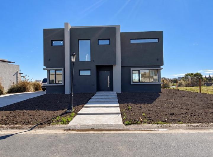 Casa · 190m² · 5 Ambientes · 4 Cocheras