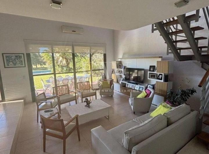 Casa · 210m² · 6 Ambientes
