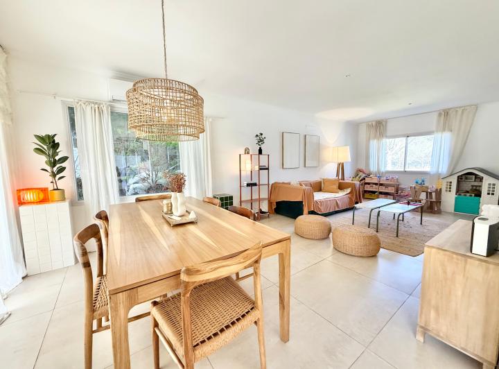 Casa · 240m² · 6 Ambientes · 2 Cocheras