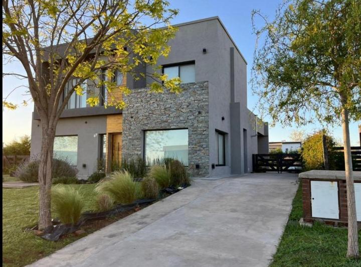Casa · 205m² · 5 Ambientes · 6 Cocheras
