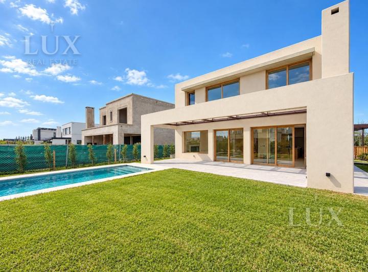 Casa · 312m² · 7 Ambientes · 3 Cocheras