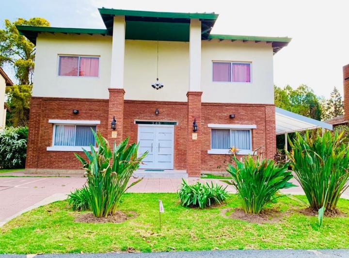 Casa · 350m² · 8 Ambientes · 2 Cocheras