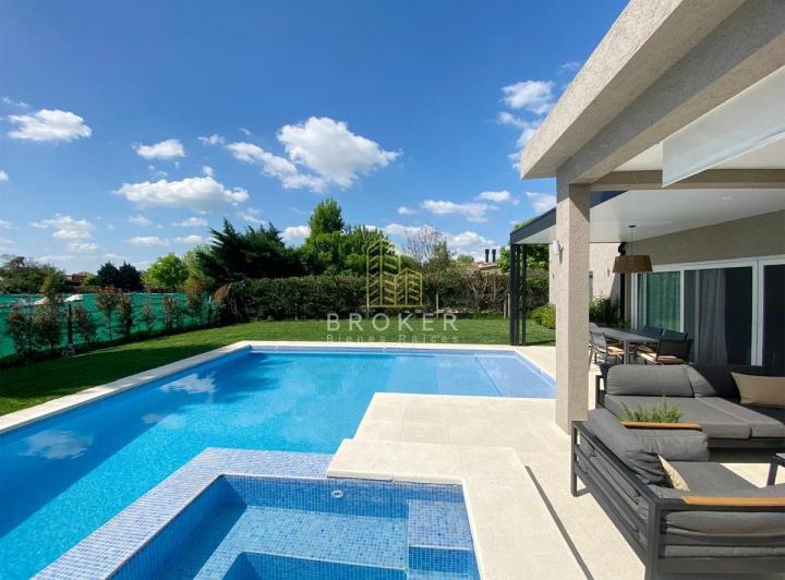 Casa · 240m² · 5 Ambientes · 1 Cochera