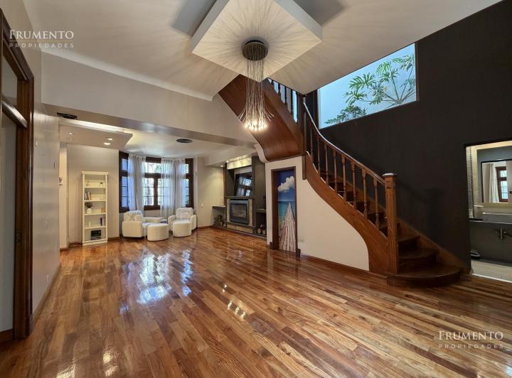Casa · 414m² · 6 Ambientes · 2 Cocheras