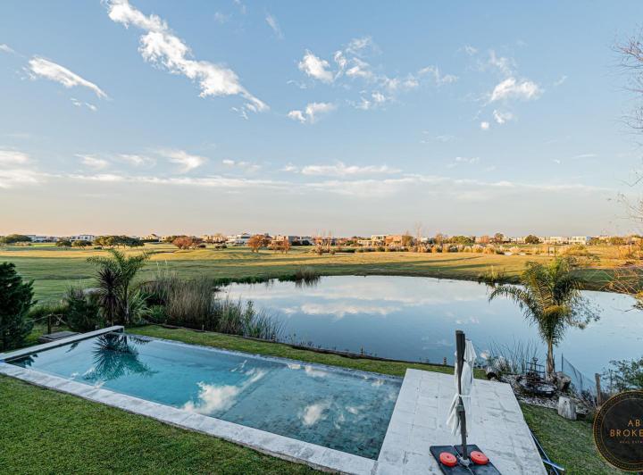 Casa · 265m² · 5 Ambientes · 4 Cocheras