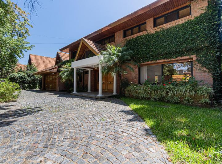 Casa · 358m² · 6 Ambientes · 2 Cocheras