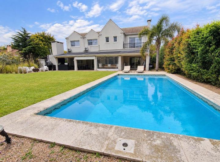 Casa · 250m² · 5 Ambientes · 3 Cocheras