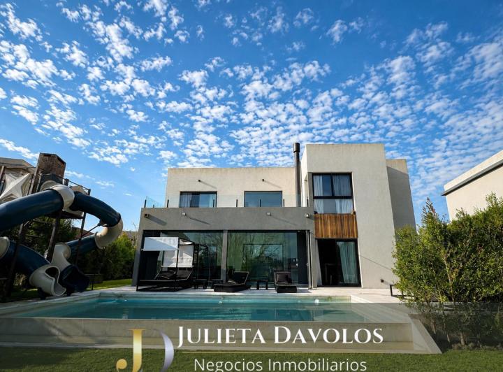 Casa · 240m² · 6 Ambientes · 2 Cocheras