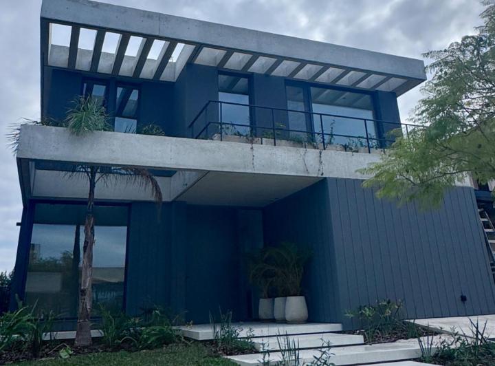 Casa · 228m² · 5 Ambientes · 3 Cocheras