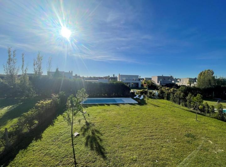 Casa · 210m² · 6 Ambientes · 4 Cocheras