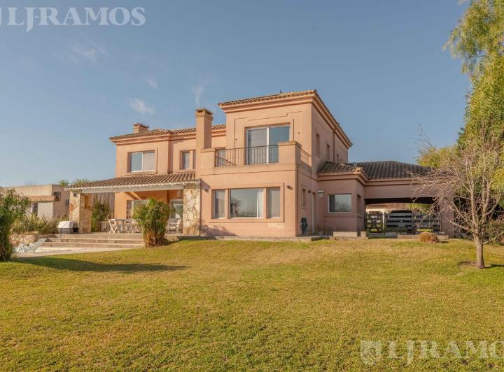 Casa · 256m² · 7 Ambientes · 6 Cocheras