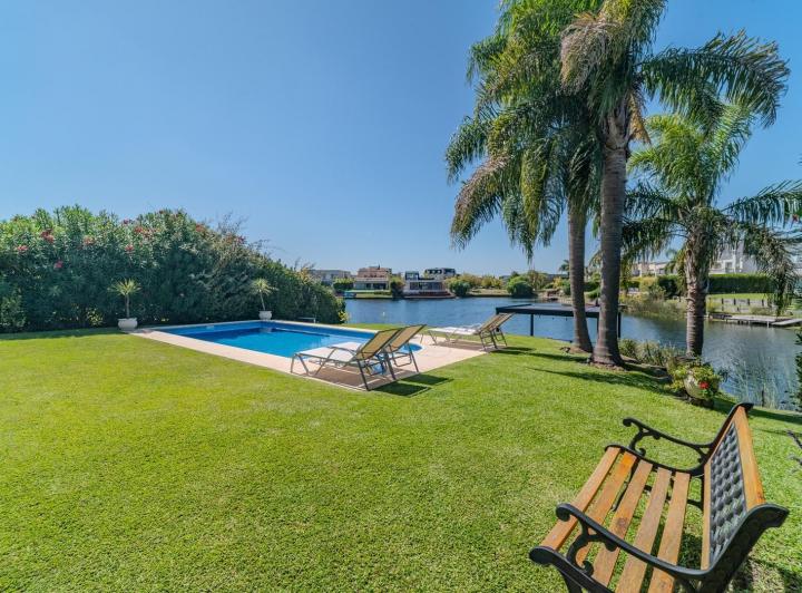 Casa · 345m² · 5 Ambientes · 2 Cocheras