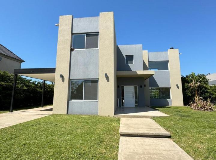 Casa · 230m² · 6 Ambientes · 2 Cocheras