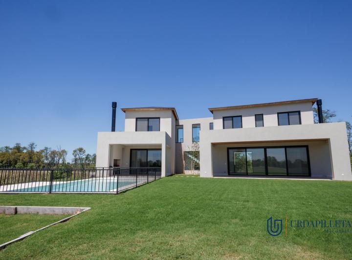 Casa · 322m² · 5 Ambientes · 2 Cocheras