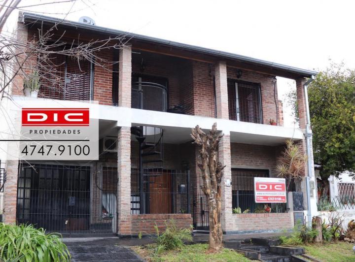 Casa · 185m² · 6 Ambientes · 2 Cocheras