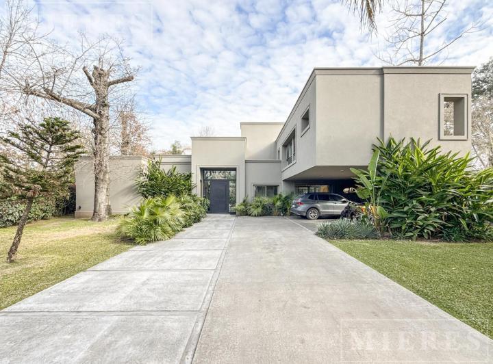 Casa · 500m² · 8 Ambientes · 4 Cocheras